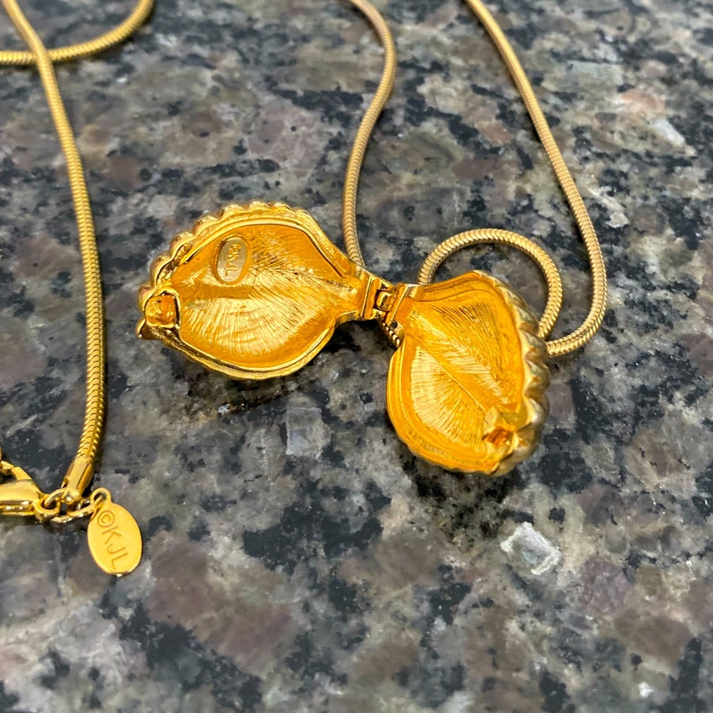 ♻️SOLD♻️ - Vintage Kenneth Jay Lane Clam shell locket necklace - Picture 6 of 6